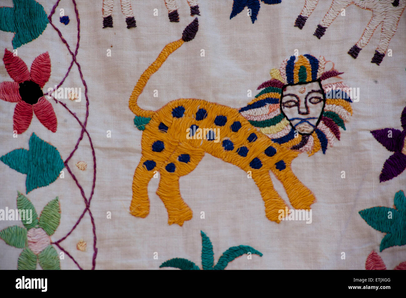 Textil bordado representando tigres. Rajasthan, India Foto de stock