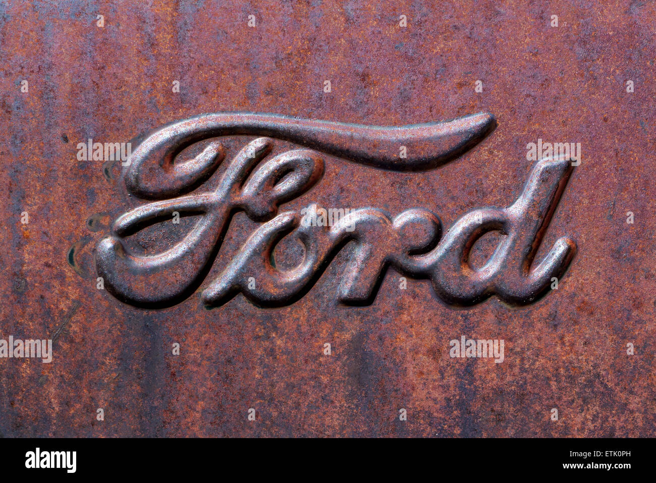 Detalle de cerca de un logotipo de Ford en relieve en el lateral de un camión abandonado en el oeste de los Estados Unidos. Foto de stock