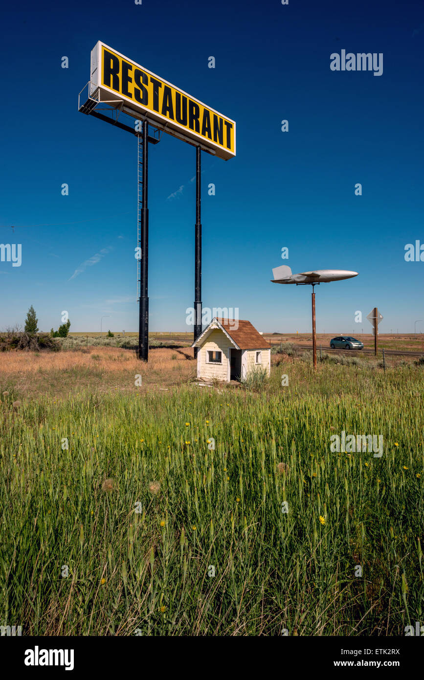 Letreros en la carretera en el oeste de los Estados Unidos Foto de stock