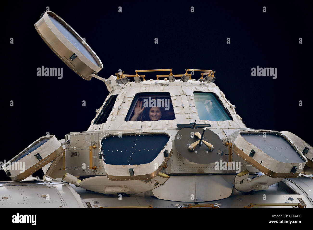 Expedición de la Estación Espacial internacional el astronauta de la Agencia Espacial Europea 42 Samantha Cristoforetti olas desde el interior de la cúpula de Diciembre 28, 2014 en la órbita de la tierra. Foto de stock