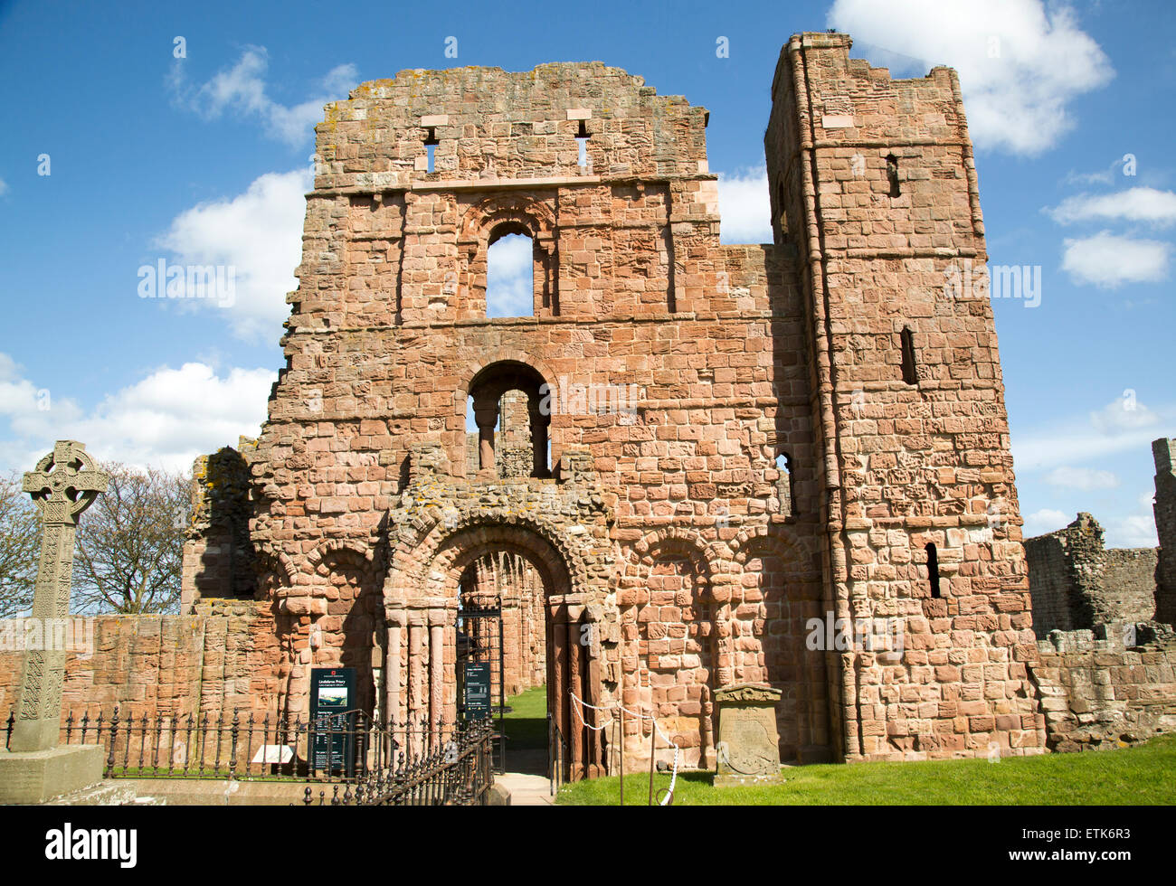 Ruinas de Lindisfarne Priory, Holy Island, Northumberland, Inglaterra, Reino Unido. Foto de stock