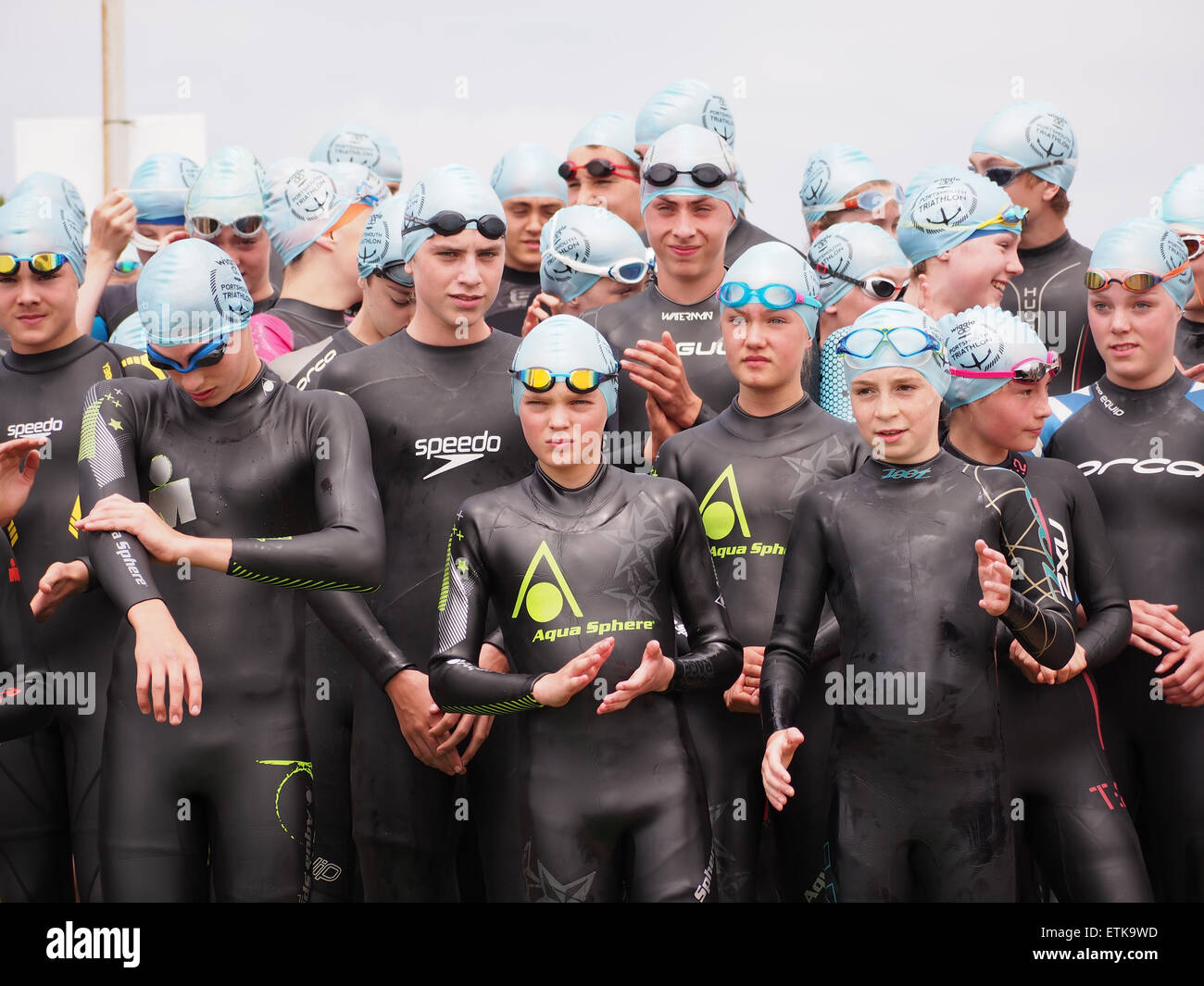 Portsmouth, Reino Unido. El 14 de junio de 2015. Los participantes en el triatlón de menores de 16 años se preparan para su carrera durante el Portsmouth pruebe un tri, triatlón. El evento consistió de una serie de triatlones sprint de longitudes diferentes para adaptarse a las distintas capacidades. Crédito: Simon evans/Alamy Live News Foto de stock