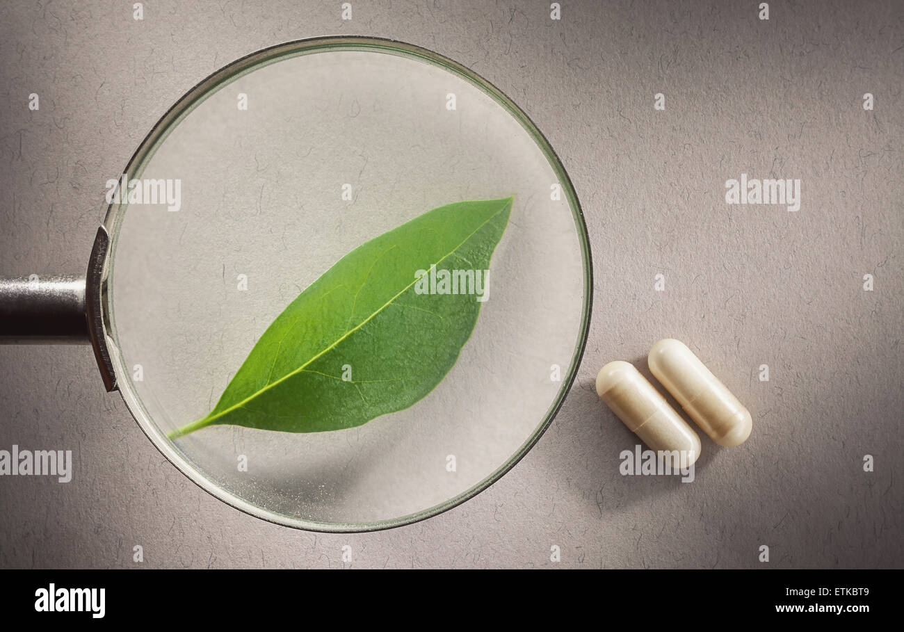 Presentando la composición conceptual de la ciencia de la medicina, la relación entre lo natural y la química. Foto de stock