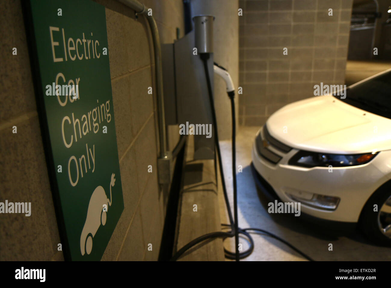 Espacio para aparcar el coche eléctrico de la estación de carga de Cincinnati, Ohio Foto de stock