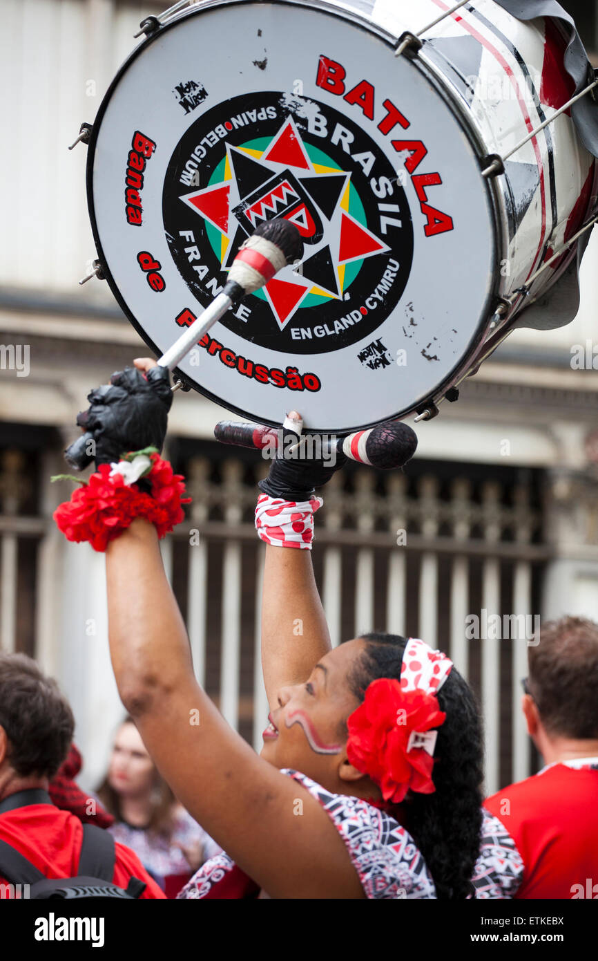 Banda de samba calypso del Caribe intérpretes de percusión de tambores tambor Fotografía de