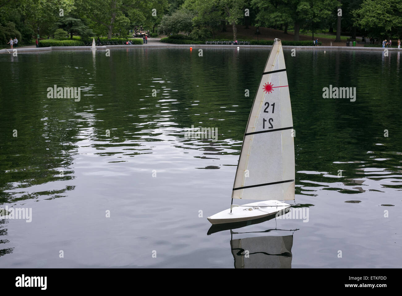 Modelo velero en el Conservatorio Lago en Central Park, New York. Foto de stock