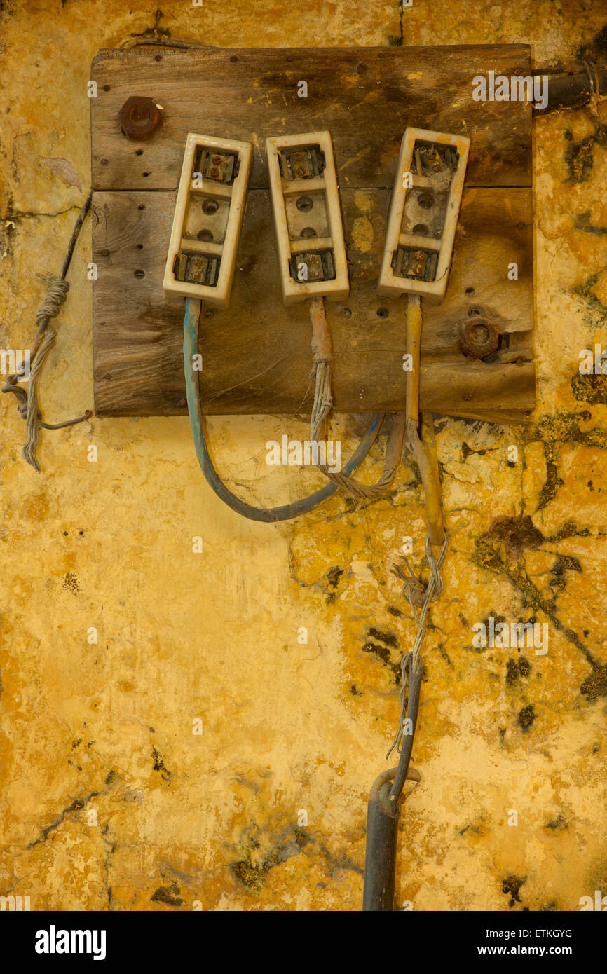 Cajas de empalme eléctrico indio en una pared. Jaipur, Rajasthan, India Foto de stock
