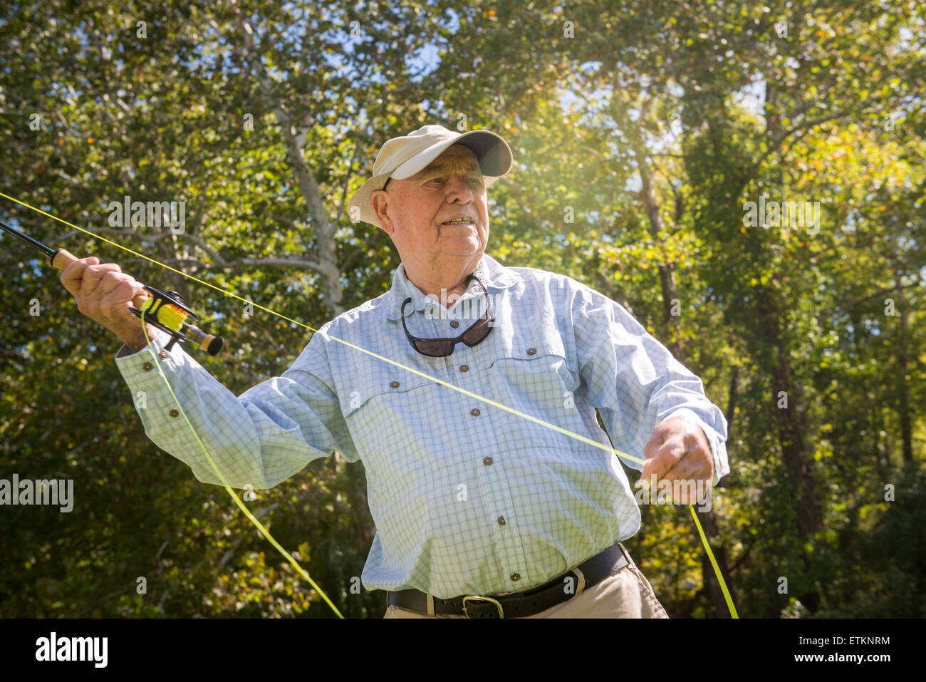 Lefty Kreh, American pescador con mosca demostrando sus técnicas de fundición en Timonium, Maryland, EE.UU. Foto de stock