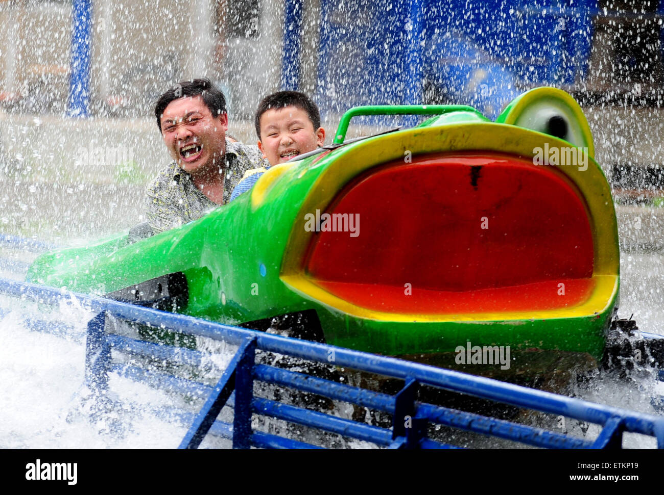 Shenyang, la Provincia China de Liaoning. El 14 de junio de 2015. La gente juega en el Parque Nanhu para disipar el calor del verano en Shenyang, capital del noreste de la Provincia China de Liaoning, 14 de junio de 2015. © Zhang Wenkui/Xinhua/Alamy Live News Foto de stock