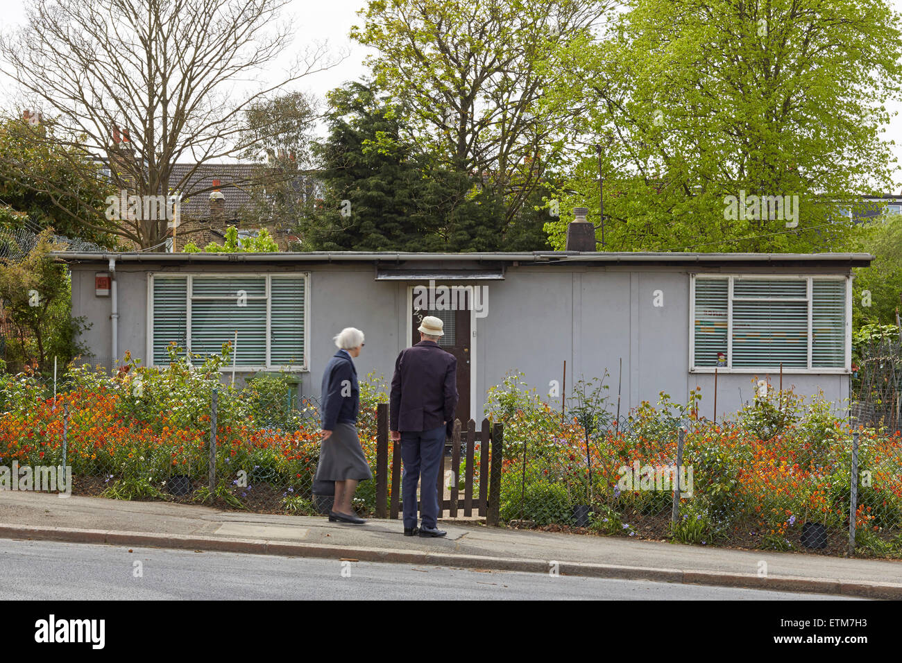 Bungalows prefabricados en Señorío Lane South London. Excalibur Estate, post guerra viviendas prefabricadas "hogares para Héroes", Lond Foto de stock