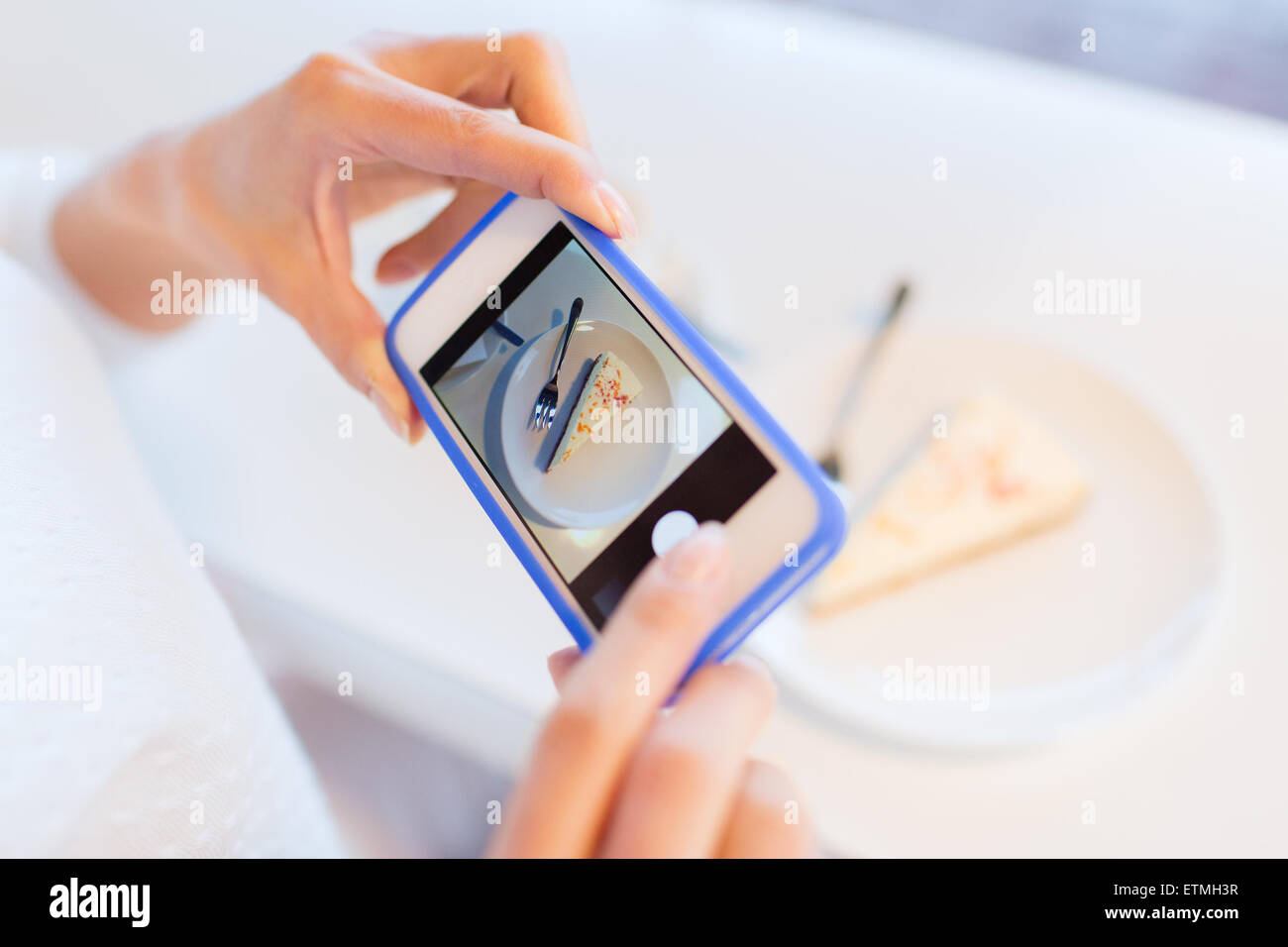 Mujer de manos con smartphone tomar alimentos imagen Foto de stock