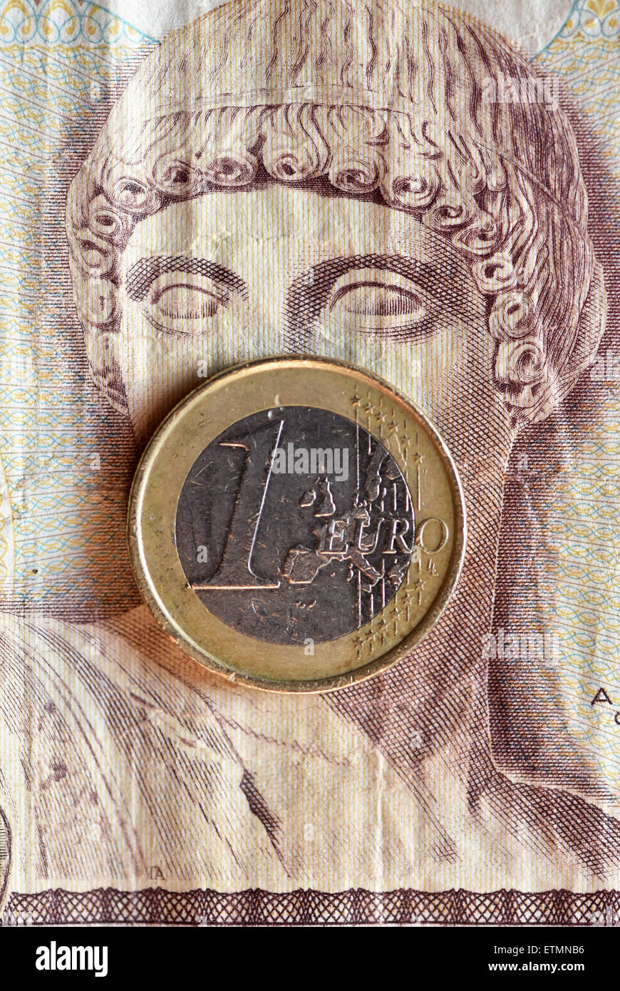 Berlín, Alemania. El 14 de junio de 2015. Ilustración - una moneda euro cubre los ojos del dios griego Apolo en 1000 dracma griego bill en Berlín, Alemania, el 14 de junio de 2015. Foto: Jens Kalaene/dpa/Alamy Live News Foto de stock