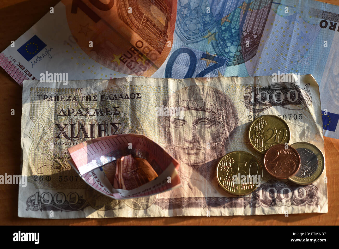 Berlín, Alemania. El 14 de junio de 2015. Ilustración - Las monedas de Euro, euro 1000 cuentas y un dracma griego bill son vistos en Berlín, Alemania, el 14 de junio de 2015. Foto: Jens Kalaene/dpa/Alamy Live News Foto de stock