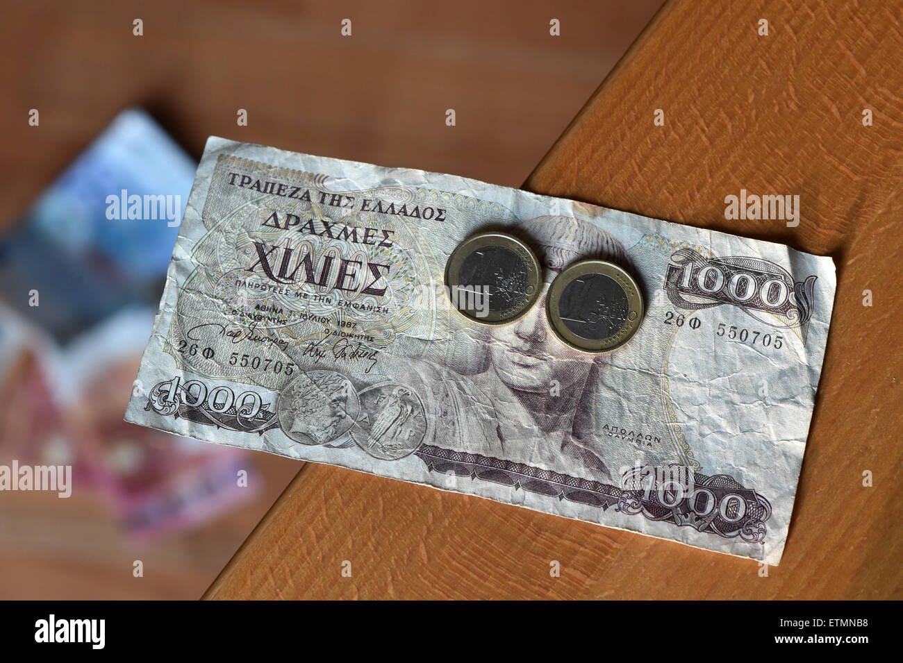 Berlín, Alemania. El 14 de junio de 2015. Ilustración - dos monedas de euro cubrir los ojos del dios griego Apolo en 1000 dracma griego bill en Berlín, Alemania, el 14 de junio de 2015. Foto: Jens Kalaene/dpa/Alamy Live News Foto de stock