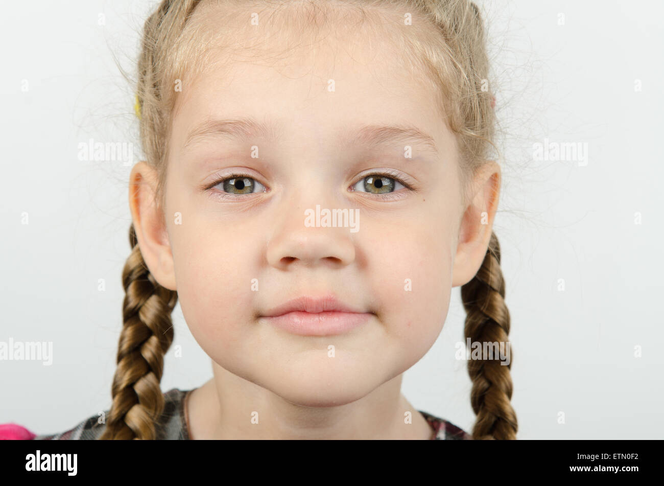 Retrato de una niña alegre diversión cuatro europeos Foto de stock