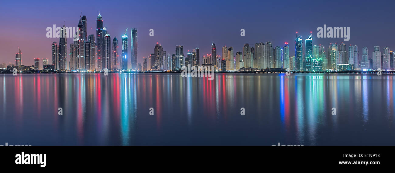 El horizonte de la ciudad por la noche, Dubai, EAU Foto de stock