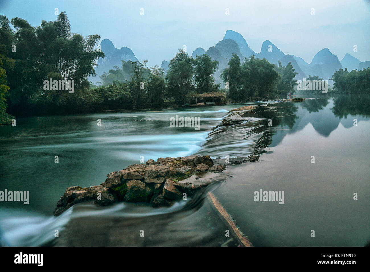 Río Li al amanecer con las montañas al fondo, Guilin, China Foto de stock