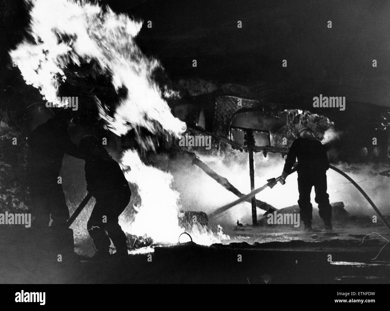 La RAF y las brigadas de bomberos civiles unir sus fuerzas en un ejercicio en la RAF Leeming. El escenario, un avión se había estrellado Victor, dejando bajas en un edificio cercano. El 25 de marzo de 1980. Foto de stock
