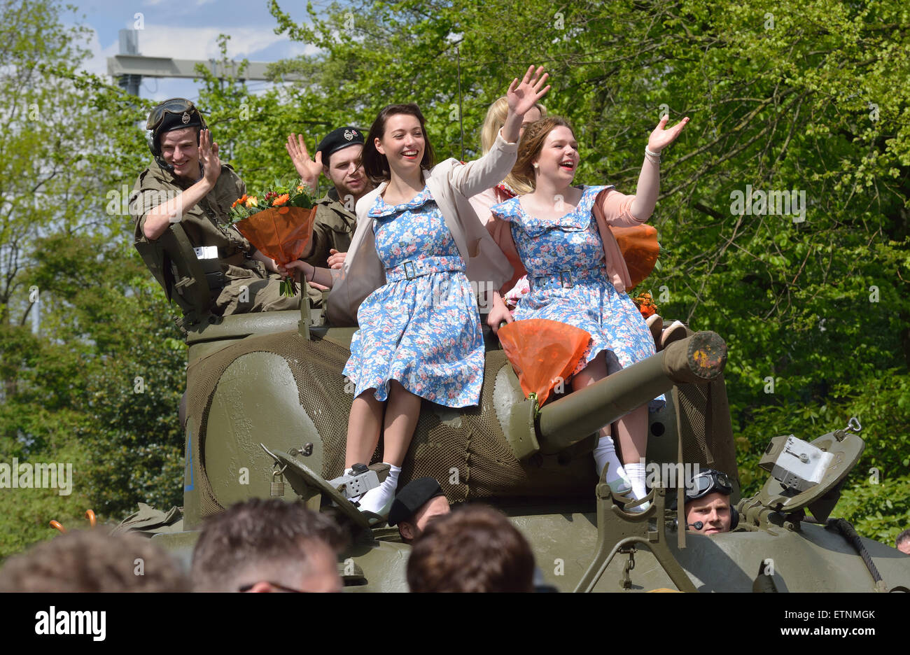 Recuerdo desfile con un tanque Sherman en el quinto del mes de mayo, el día en que el Gobierno de los Países Bajos recuerda la liberación de la guerra Foto de stock