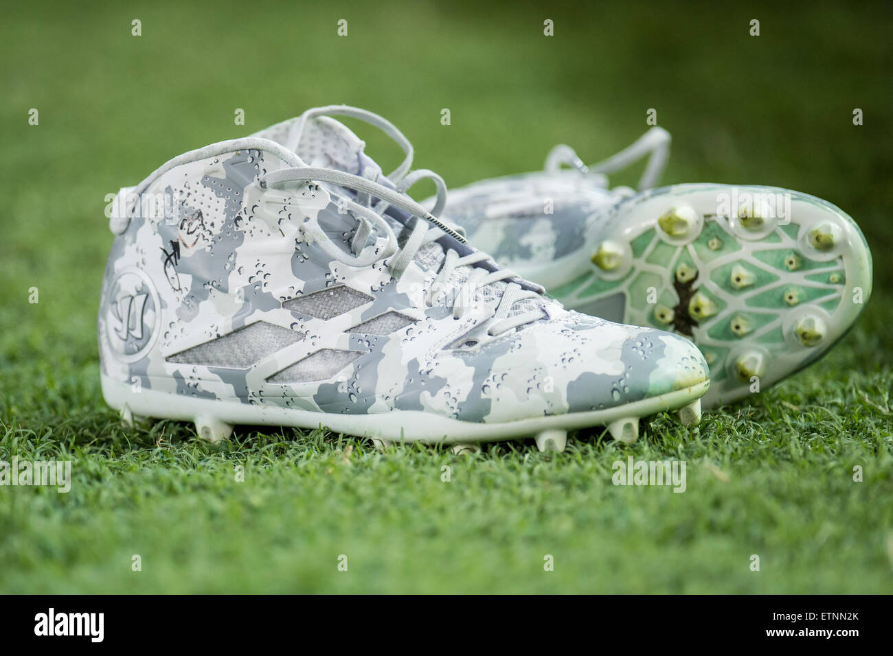 Houston, Texas, EE.UU. 13 de junio de 2015. Un par de zapatos usados juego  autografiada por gladiadores centrocampista Jordania MacIntosh (29)  Siéntese en el campo después de la Major League Lacrosse All-Star