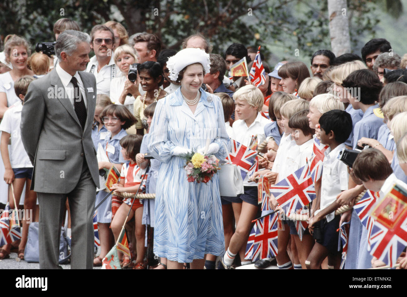 La visita real de la Reina Isabel II y el Príncipe Felipe, Duque de Edimburgo a Sri Lanka al final de su tour de Australasia. Foto: La Reina saludo multitudes de personas que se congregaron para darle la bienvenida. De octubre de 1981. Foto de stock