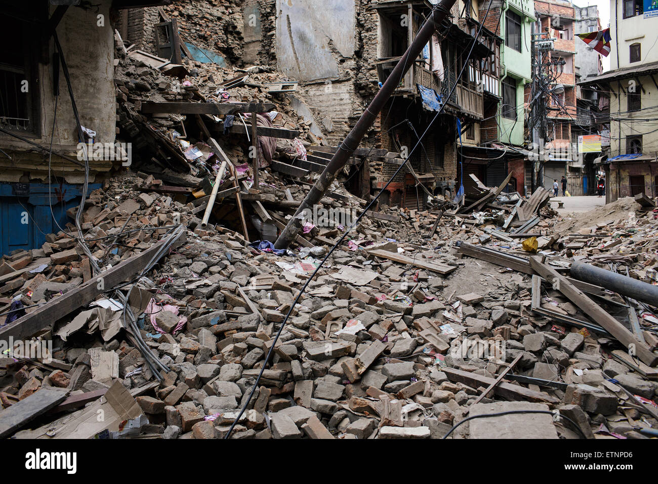 Ruinas de una casa destruida en el casco antiguo de la ciudad de Katmandú, Nepal un día después del terremoto. Foto de stock