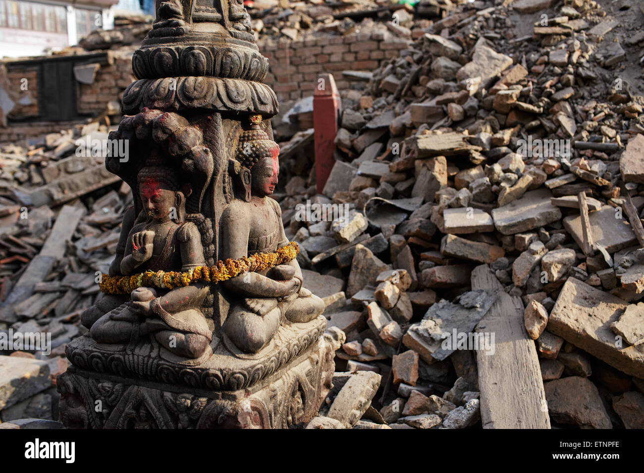 Estatuas de Buda histórico en el sitio del templo Kasthamandap destruidas en la Plaza Durbar de Katmandú, Nepal el 26 de abril de 2015 Foto de stock