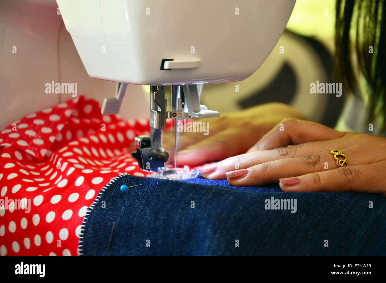 Ropa de costura máquina de coser fotografías e imágenes de alta resolución  - Alamy