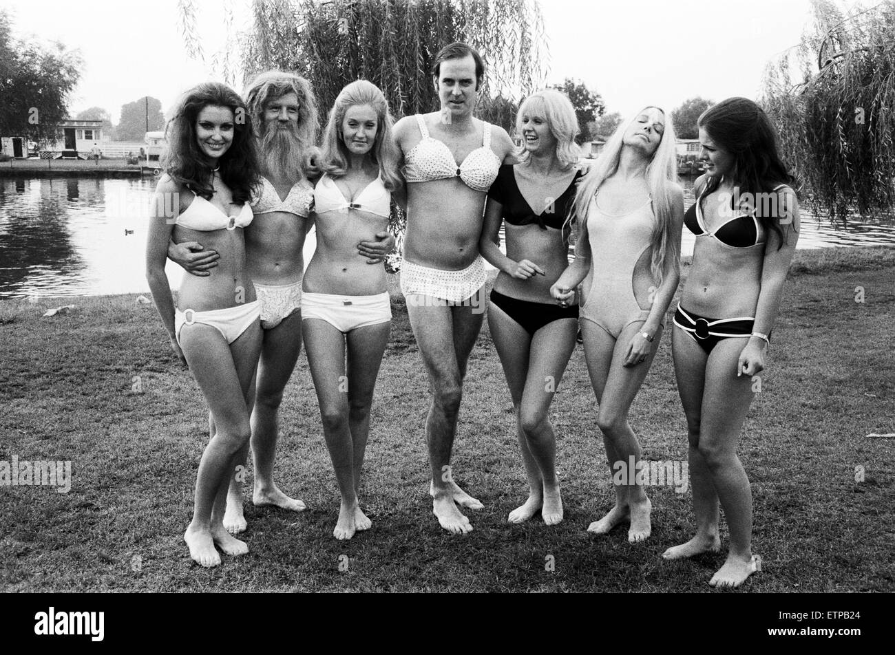 El rodaje de la nueva serie de la BBC Comedy programa Monty Python's Flying  Circus en Walton on Thames. El actor John Cleese vestida con un bikini  plantea con otras cinco niñas