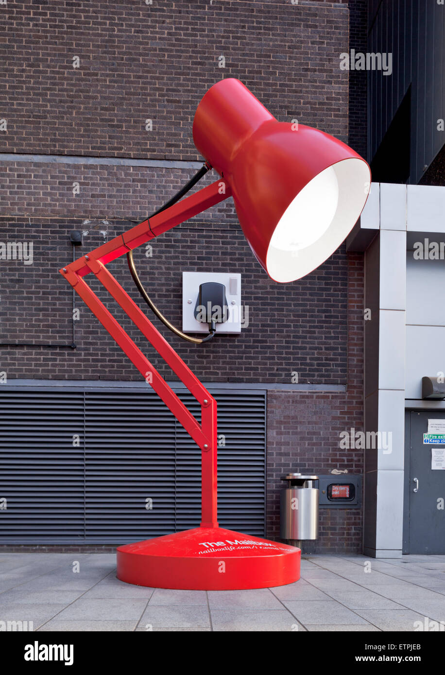 Lámpara de escritorio gigante en el buzón en Birmingham Foto de stock