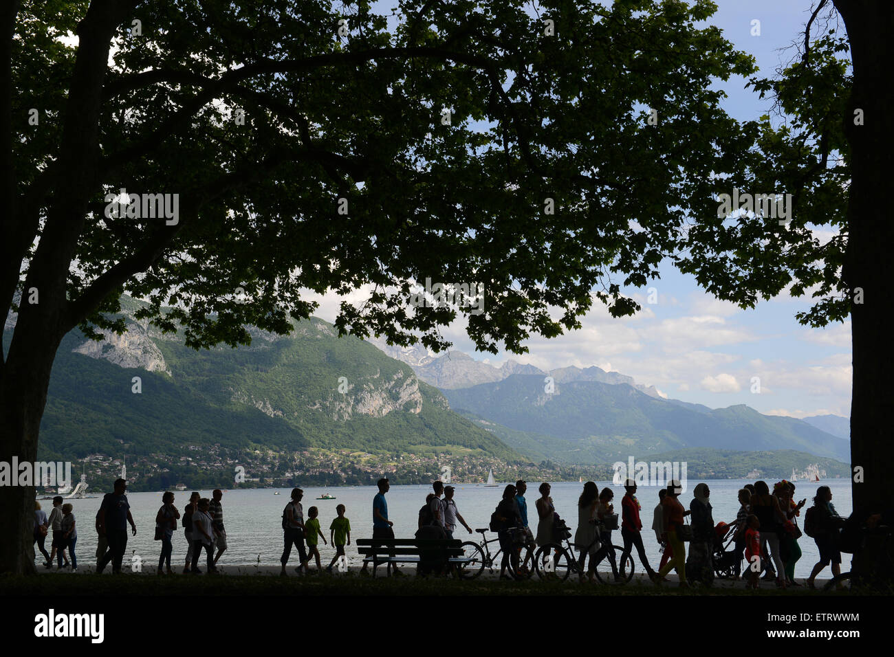 El lago de Annecy en Francia ocupada gente caminando caminantes turistas Foto de stock