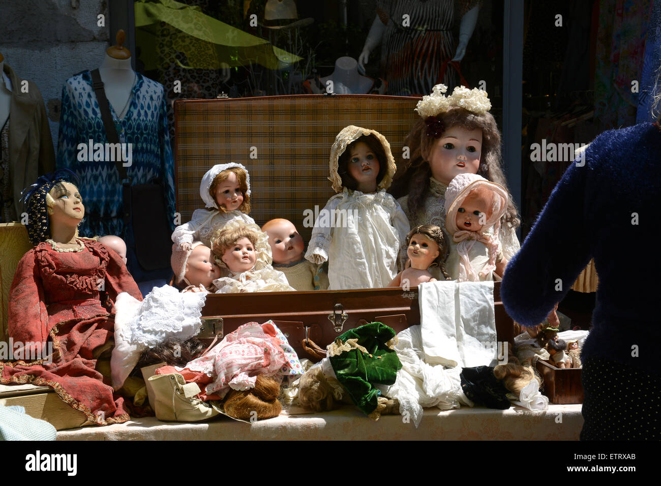 Muñecas muñecas antiguas de segunda mano a la venta en el mercado de  Francia Fotografía de stock - Alamy