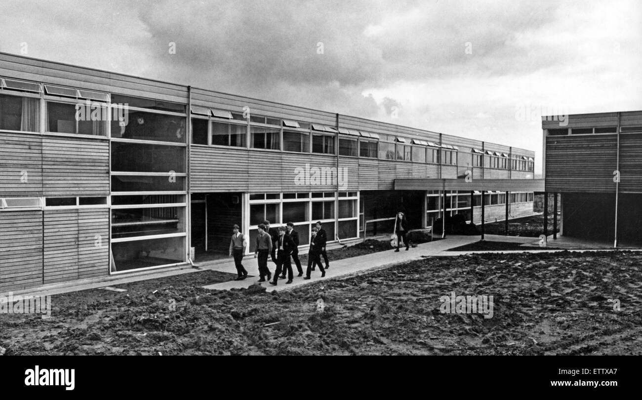 Los alumnos caminando pasado el nuevo bloque en la ciudad de Coventry Internado en Cleobury Mortimer. 11 de abril de 1966. Foto de stock