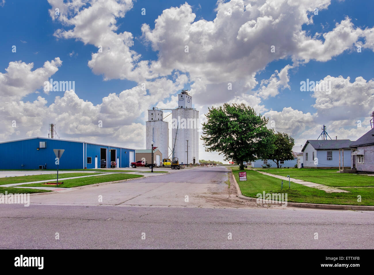 Elevadores de granos en un pueblo rural de Okarche, Oklahoma, Estados Unidos. Foto de stock