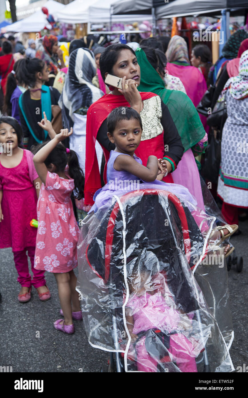 Las madres con hijos pequeños en una feria de la calle en el barrio de Bangladesh en Kensington, Brooklyn, NY. Foto de stock
