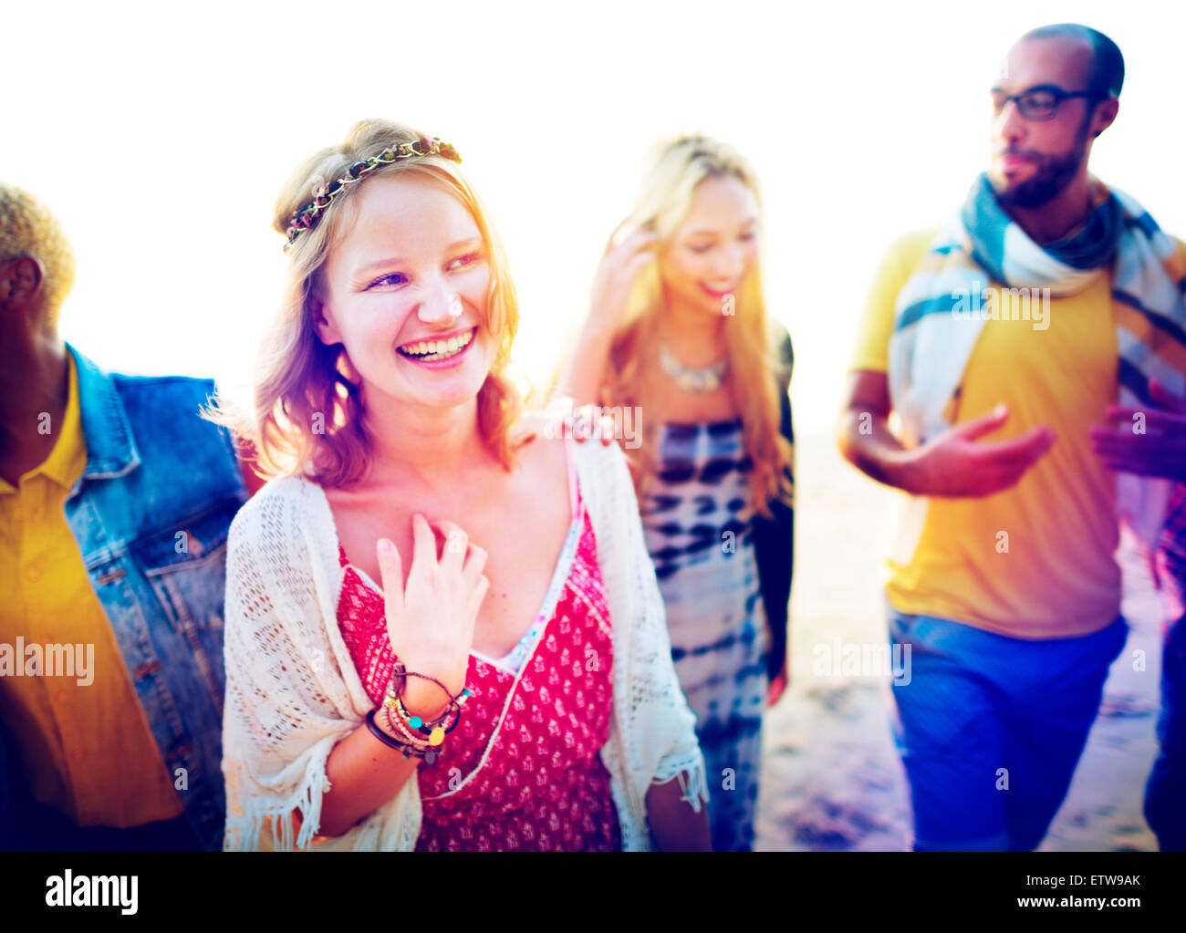Amistad relajación Pegado de playa en verano, el concepto de la felicidad Foto de stock