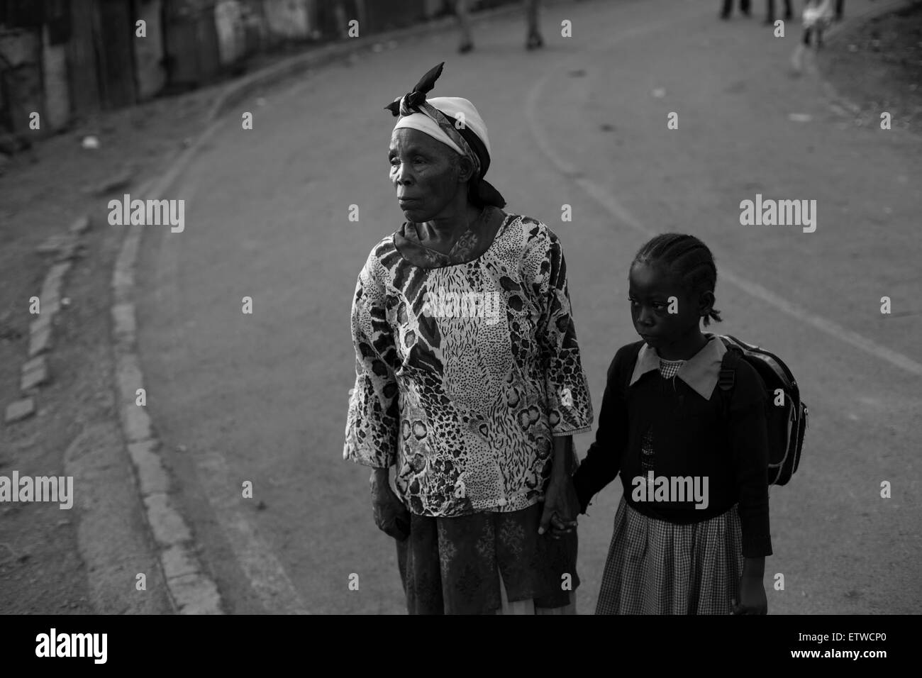 70 años Wairimu Gachenga se preparan para llevar a su nieta Wairimu Njeri (7) a la escuela, 10 de mayo de 2013 en el barrio de tugurios de Korogocho en Nairobi, Kenya. Una vez a la semana, un grupo de abuelas de la zona se reúnen a practicar las técnicas de defensa después de que uno de ellos fueron violadas en 2007. La violación en la mujer de edad avanzada han aumentado en Kenya como la gente cree que las abuelas tienen un menor riesgo de infección por VIH en comparación con las mujeres jóvenes. KAREL PRINSLOO. Foto de stock