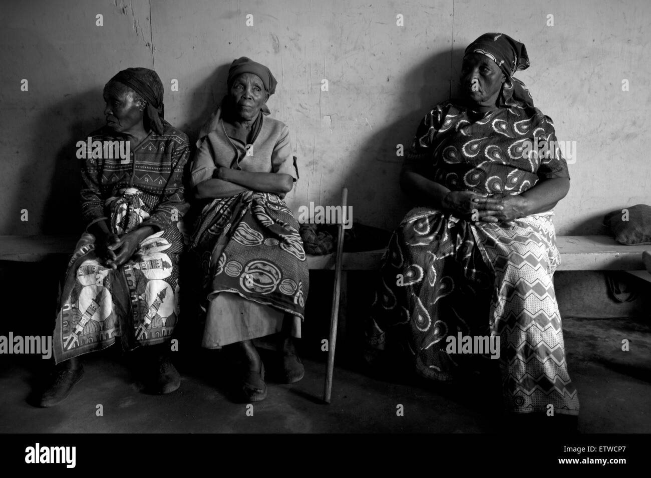 70 años Wairimu Gachenga esperar su turno para practicar las técnicas de defensa con otras abuelas de 10 de mayo de 2013 en el barrio de tugurios de Korogocho en Nairobi, Kenya. Una vez a la semana, un grupo de abuelas de la zona se reúnen a practicar las técnicas de defensa después de que uno de ellos fueron violadas en 2007. La violación en la mujer de edad avanzada han aumentado en Kenya como la gente cree que las abuelas tienen un menor riesgo de infección por VIH en comparación con las mujeres jóvenes. KAREL PRINSLOO. Foto de stock