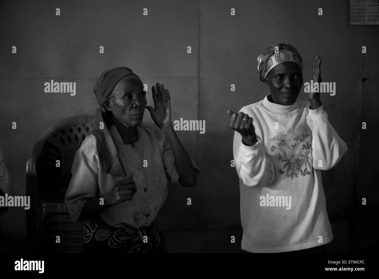 70 años Wairimu Gachenga practicar técnicas de defensa personal con otras abuelas el 30 de mayo de 2013 en el barrio de tugurios de Korogocho en Nairobi, Kenya. Una vez a la semana, un grupo de abuelas de la zona se reúnen a practicar las técnicas de defensa después de que uno de ellos fueron violadas en 2007. La violación en la mujer de edad avanzada han aumentado en Kenya como la gente cree que las abuelas tienen un menor riesgo de infección por VIH en comparación con las mujeres jóvenes. KAREL PRINSLOO. Foto de stock