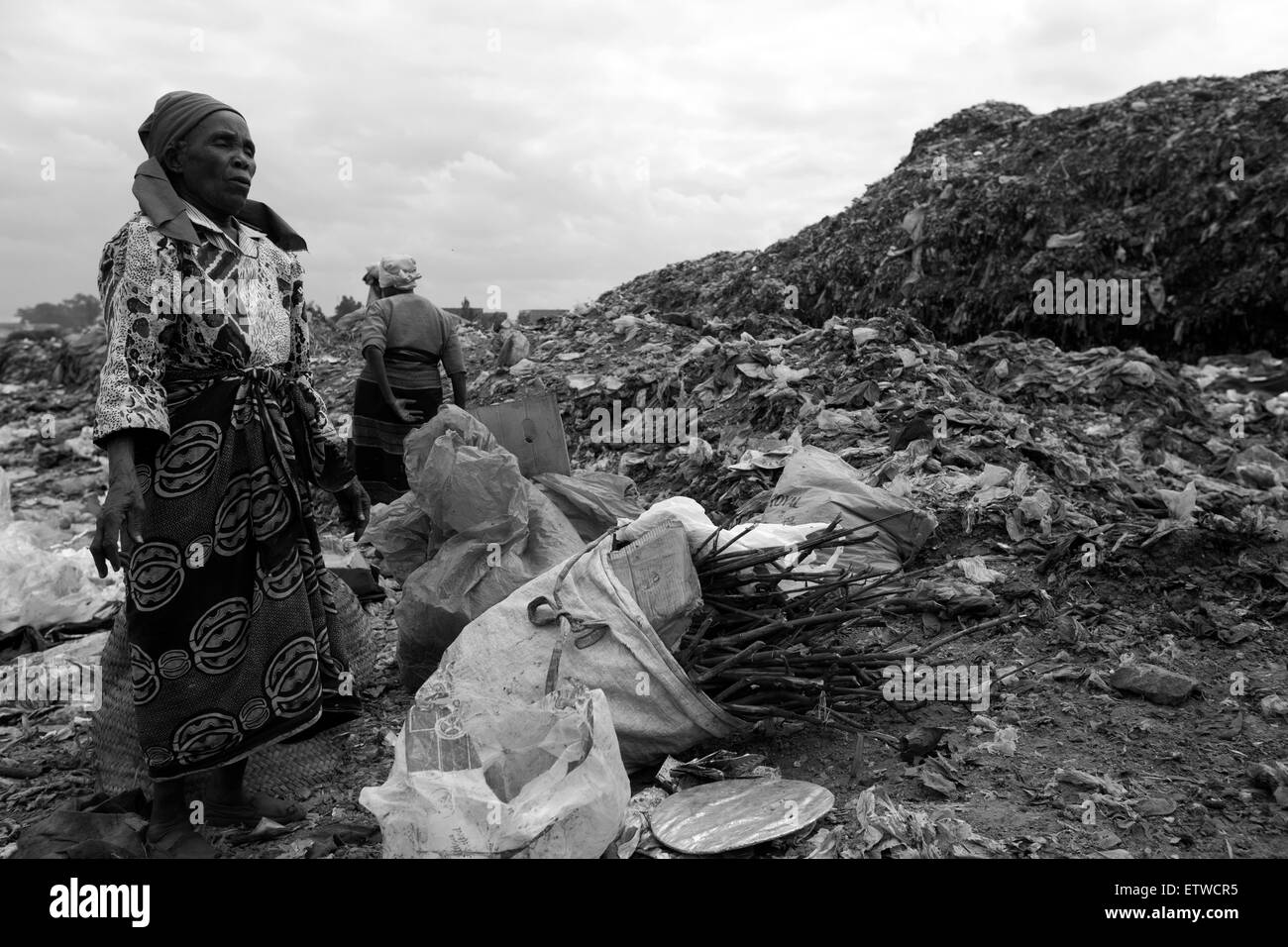 70 años Wairimu Gachenga buscar material de reciclaje en el vertedero de Dandora 28 de mayo de 2013 cerca de la barriada de Korogocho en Nairobi, Kenya. Una vez a la semana, un grupo de abuelas de la zona se reúnen a practicar las técnicas de defensa después de que uno de ellos fueron violadas en 2007. La violación en la mujer de edad avanzada han aumentado en Kenya como la gente cree que las abuelas tienen un menor riesgo de infección por VIH en comparación con las mujeres jóvenes. KAREL PRINSLOO. Foto de stock