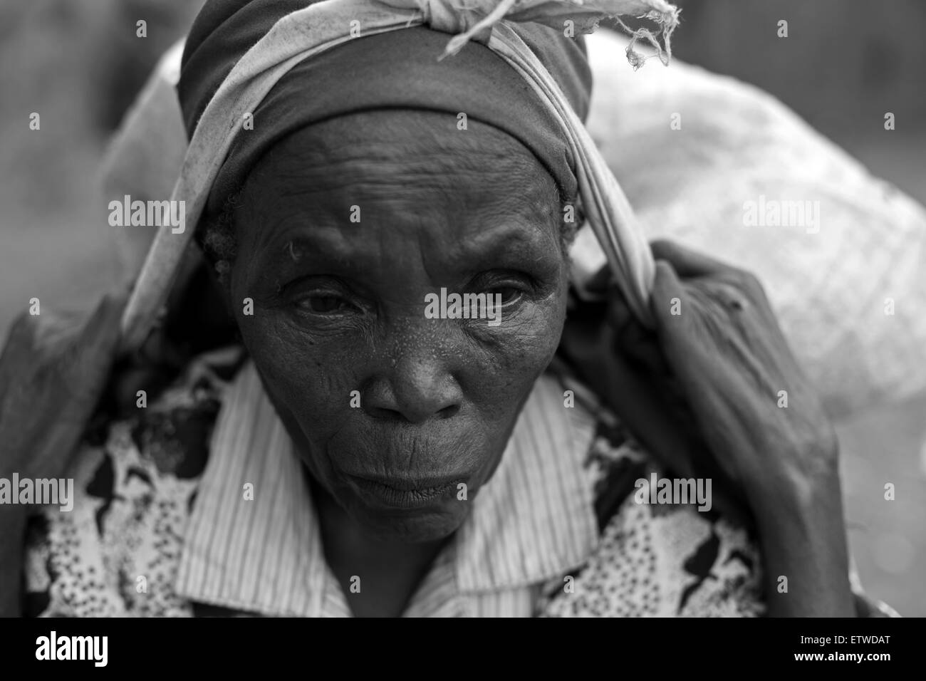 70 años Wairimu Gachenga llevar una bolsa de material reciclado en Dandora vertedero 28 de mayo de 2013 cerca de la barriada de Korogocho en Nairobi, Kenya. Una vez a la semana, un grupo de abuelas de la zona se reúnen a practicar las técnicas de defensa después de que uno de ellos fueron violadas en 2007. La violación en la mujer de edad avanzada han aumentado en Kenya como la gente cree que las abuelas tienen un menor riesgo de infección por VIH en comparación con las mujeres jóvenes. KAREL PRINSLOO. Foto de stock