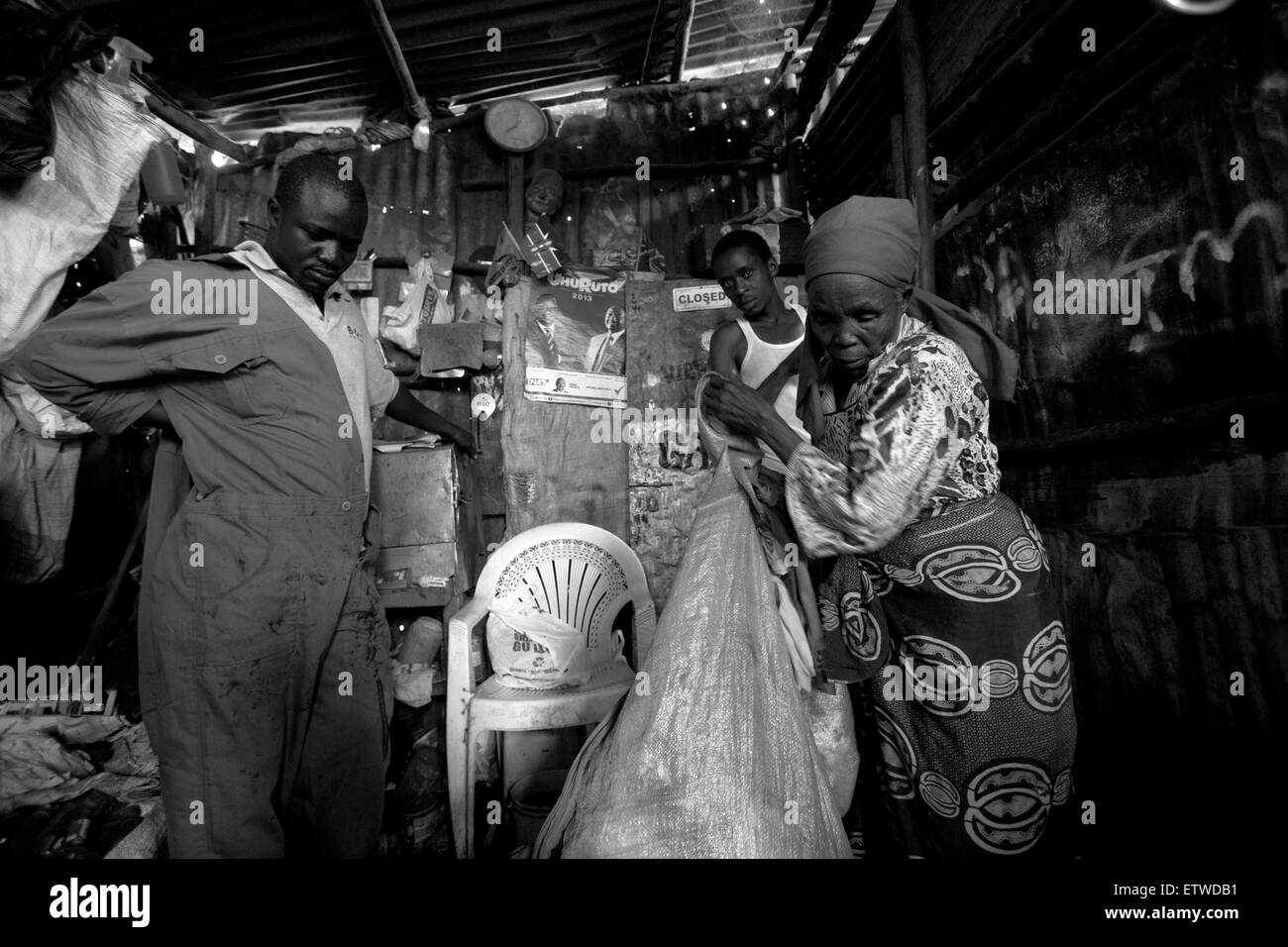 70 años Wairimu Gachenga vender tapas de botellas de plástico y ella mira Dandora recuperadas en el vertedero el 28 de mayo de 2013 cerca de la barriada de Korogocho en Nairobi, Kenya. Una vez a la semana, un grupo de abuelas de la zona se reúnen a practicar las técnicas de defensa después de que uno de ellos fueron violadas en 2007. La violación en la mujer de edad avanzada han aumentado en Kenya como la gente cree que las abuelas tienen un menor riesgo de infección por VIH en comparación con las mujeres jóvenes. KAREL PRINSLOO. Foto de stock