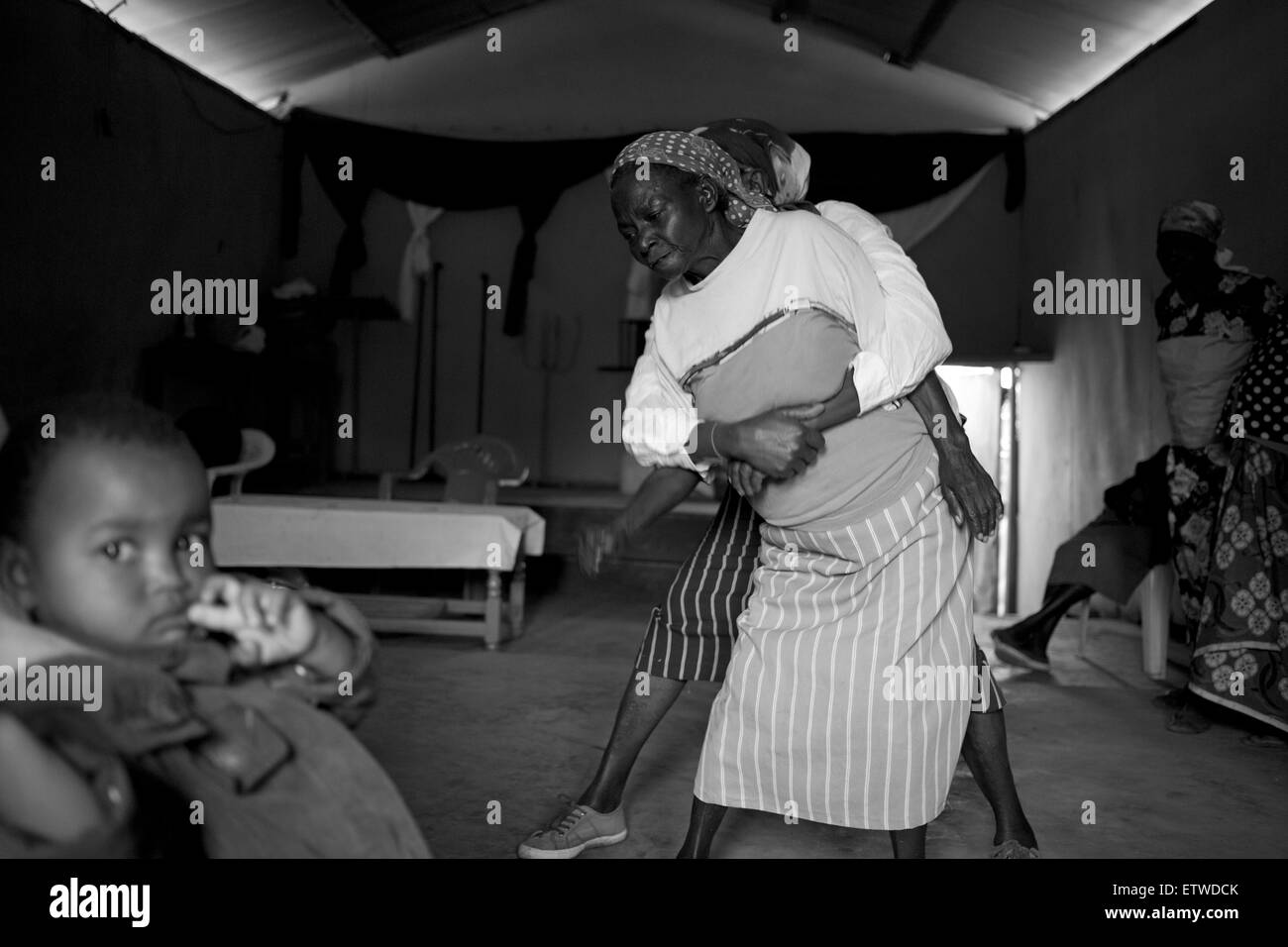 Abuelas practicar técnicas de defensa personal con otras abuelas el 30 de mayo de 2013 en el barrio de tugurios de Korogocho en Nairobi, Kenya. Una vez a la semana, un grupo de abuelas de la zona se reúnen a practicar las técnicas de defensa después de que uno de ellos fueron violadas en 2007. La violación en la mujer de edad avanzada han aumentado en Kenya como la gente cree que las abuelas tienen un menor riesgo de infección por VIH en comparación con las mujeres jóvenes. KAREL PRINSLOO. Foto de stock