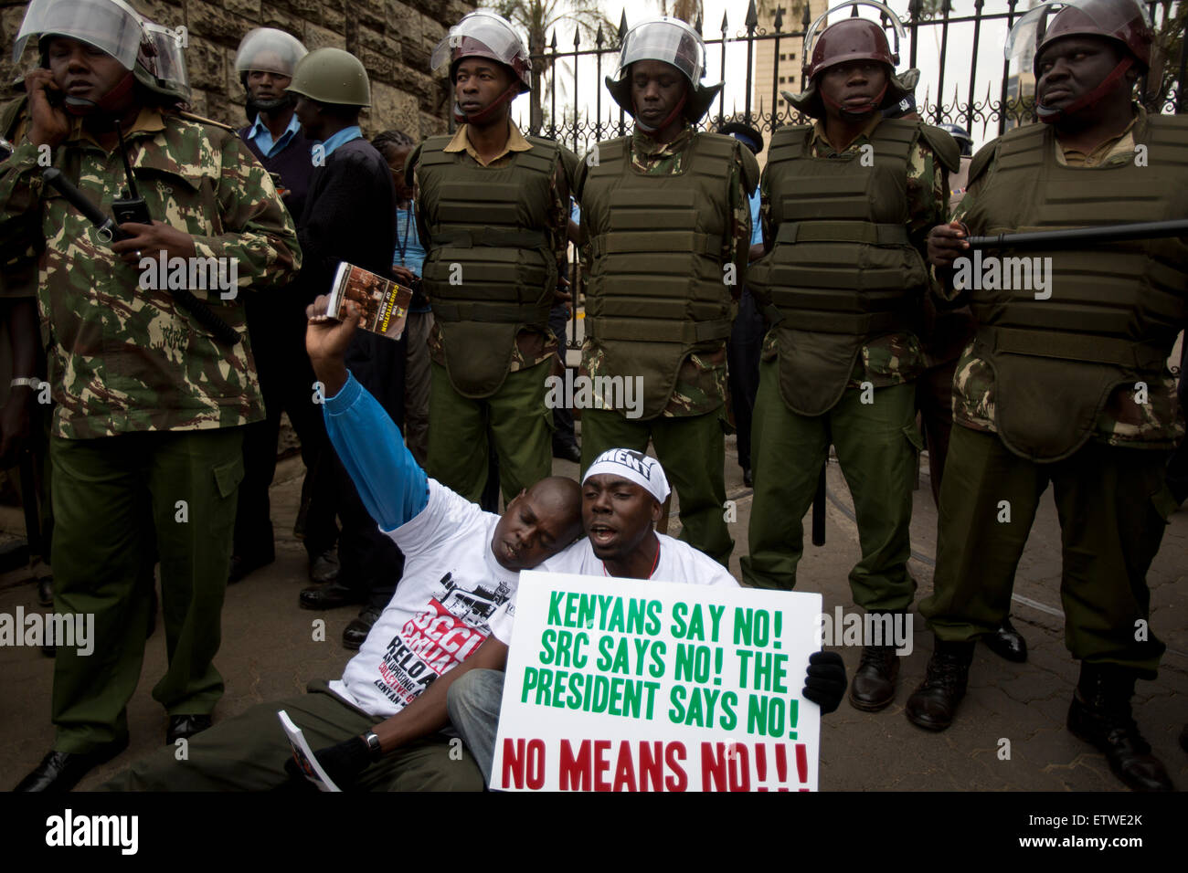 Los manifestantes kenianas durante una protesta por miembros de los Parlamentos de los sueldos, el 11 de junio de 2013 MP's kenianos han votado para permitir un aumento de sueldo a despecho de propuestas de recorte de salario. MP's de Kenia son ya una de las más alta pagada en el mundo.El MP's votó por un sueldo mensual de aproximadamente $10,000 (£6.540).KAREL PRINSLOO. Foto de stock