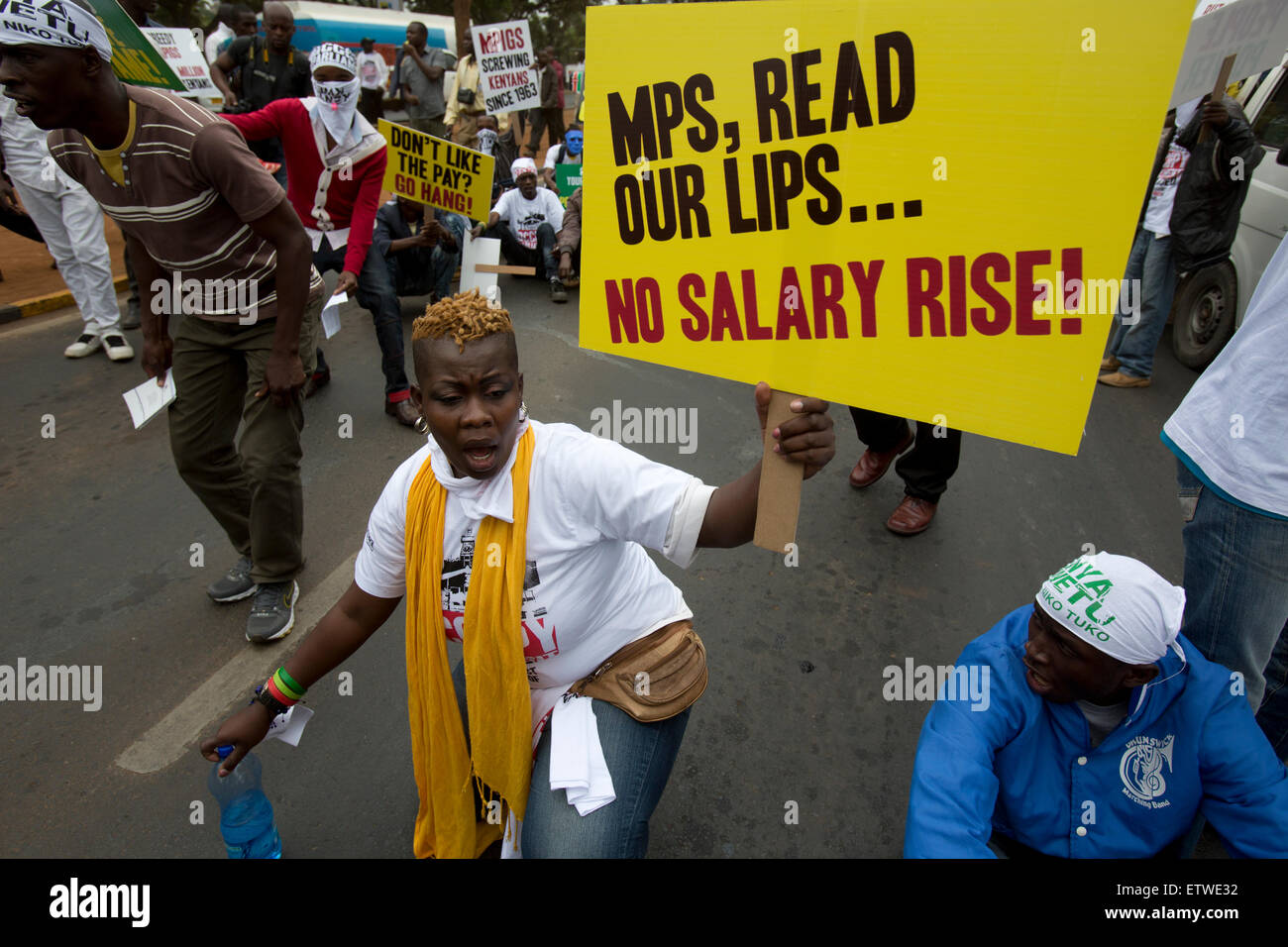Los manifestantes kenianas durante una protesta por miembros de los Parlamentos de los sueldos, el 11 de junio de 2013 MP's kenianos han votado para permitir un aumento de sueldo a despecho de propuestas de recorte de salario. MP's de Kenia son ya una de las más alta pagada en el mundo.El MP's votó por un sueldo mensual de aproximadamente $10,000 (£6.540).KAREL PRINSLOO. Foto de stock