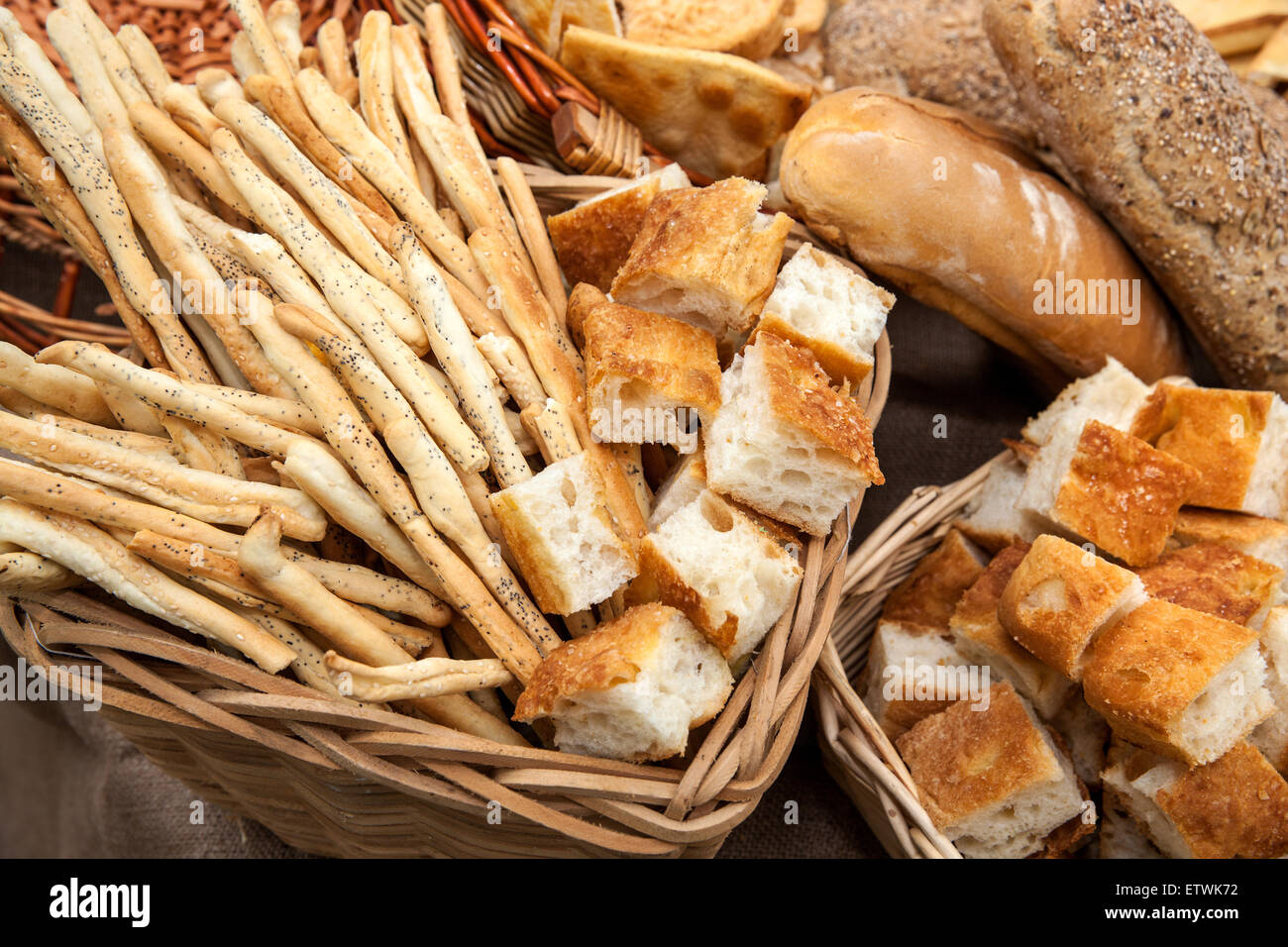 Pan italiano focaccia, pan toscano, palos Foto de stock