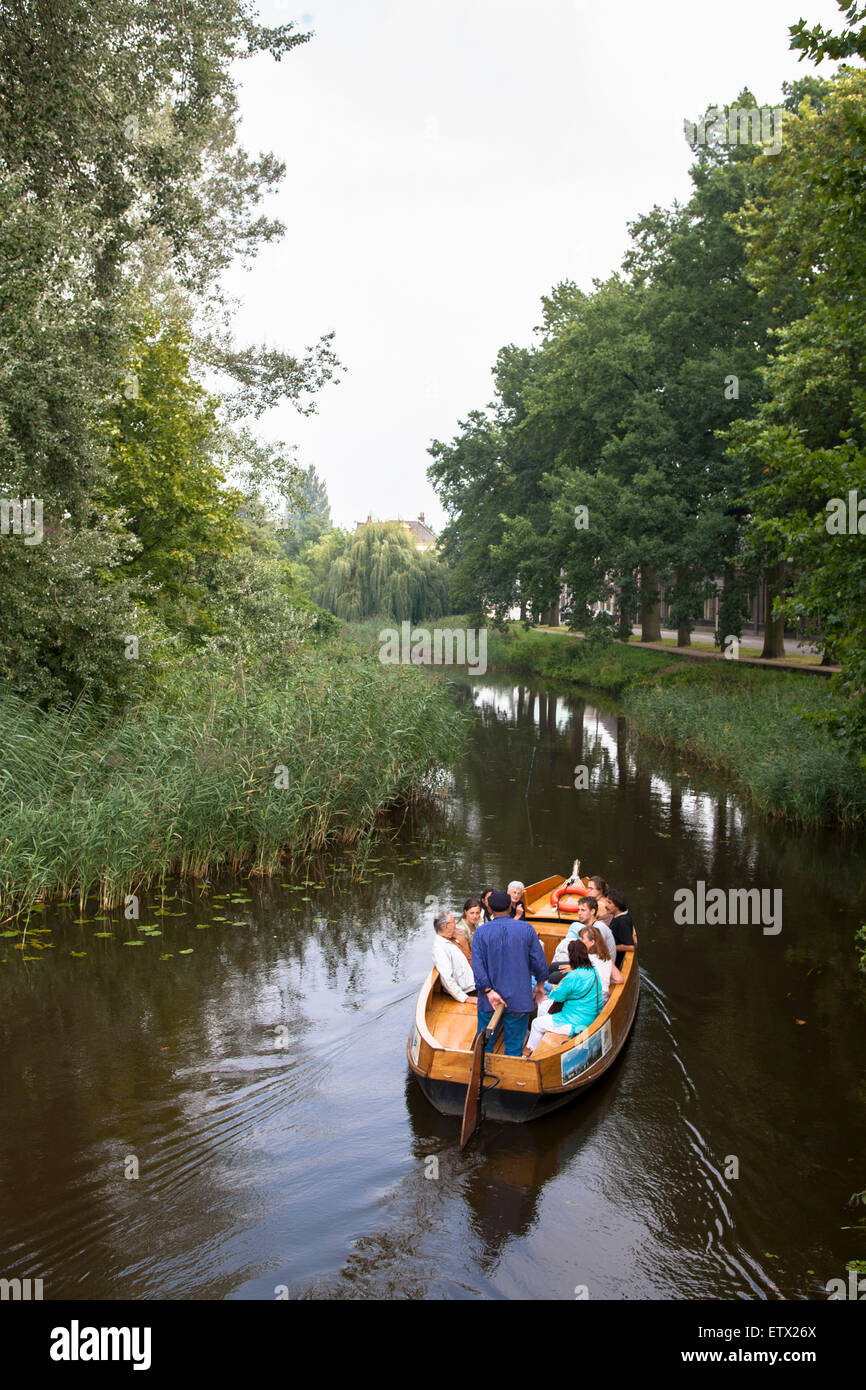 La LND, Holanda, ciudad de Zutphen, un barco sobre el río Berkel. La LND, Niederlande, Zutphen, ein sogenanntes Fluesterboot auf der Foto de stock