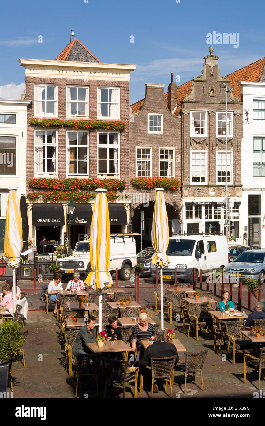 Europa, Holanda, Zelanda, Zierikzee en la península Schouwen-Duiveland, casas en la plaza del mercado. Europa Niederlande, Foto de stock