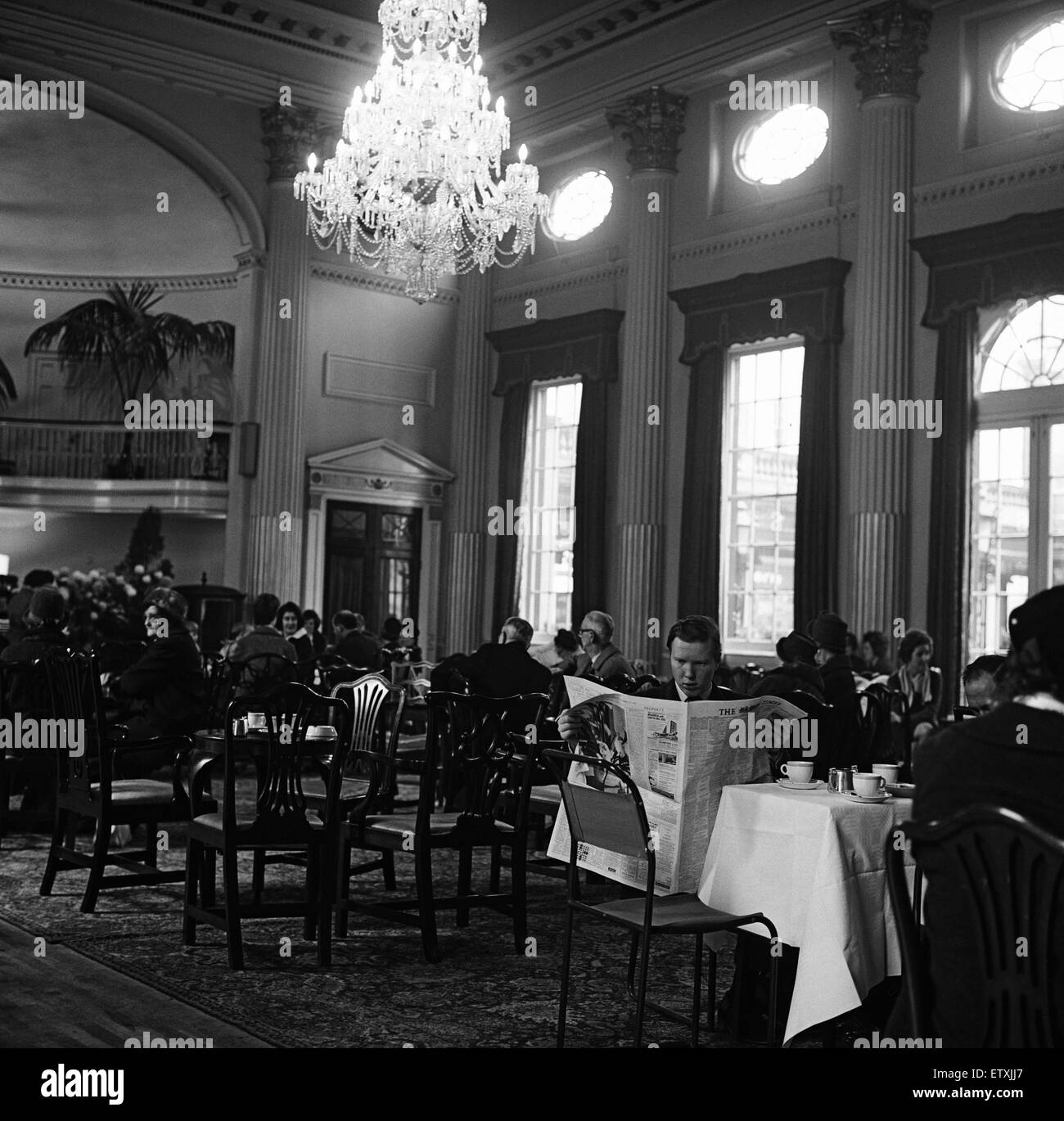 La Pump Room Restaurant en Bath, Somerset. El 29 de noviembre de 1964