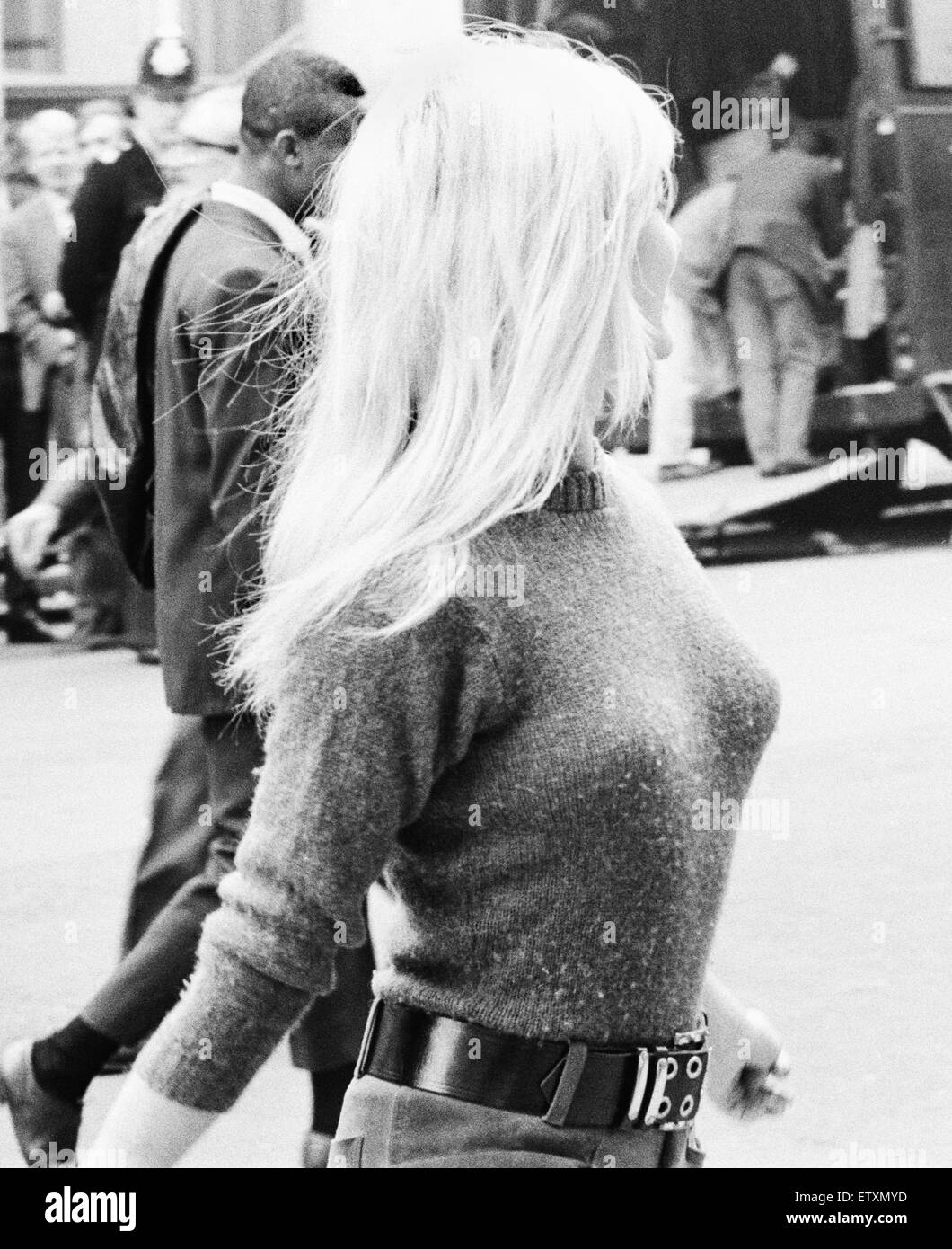 Bridget Bardot, la actriz francesa, visto aquí durante un descanso en el rodaje de "dos semanas en septiembre" fuera del Hotel Windsor, Lancaster Gate, Londres. 12 de septiembre de 1966 Foto de stock